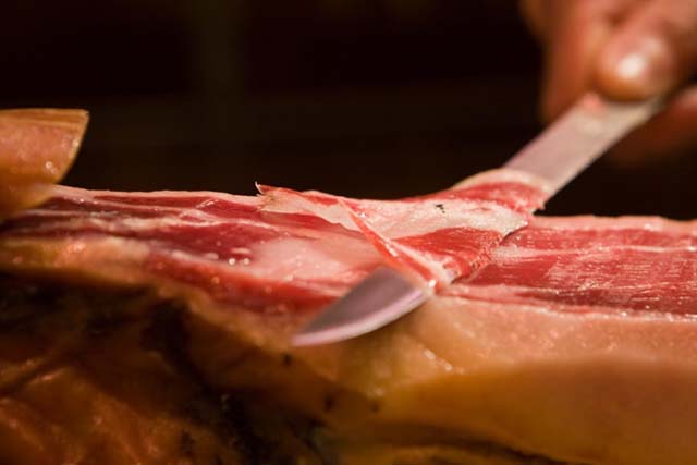 cortando un jamón ibérico