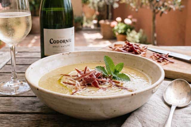 Crema fría de melón al cava con hilos de jamón crujiente
